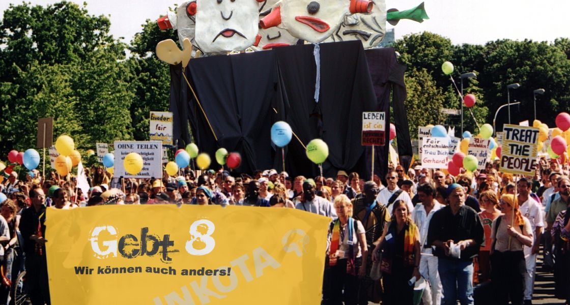 viele Menschen in einem Protestzug vereint