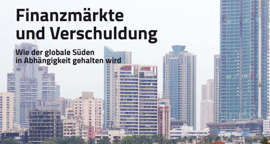 kleine bunte Häuschen ganz eng beisammen und dahinter riesenhohe Hochhäuser