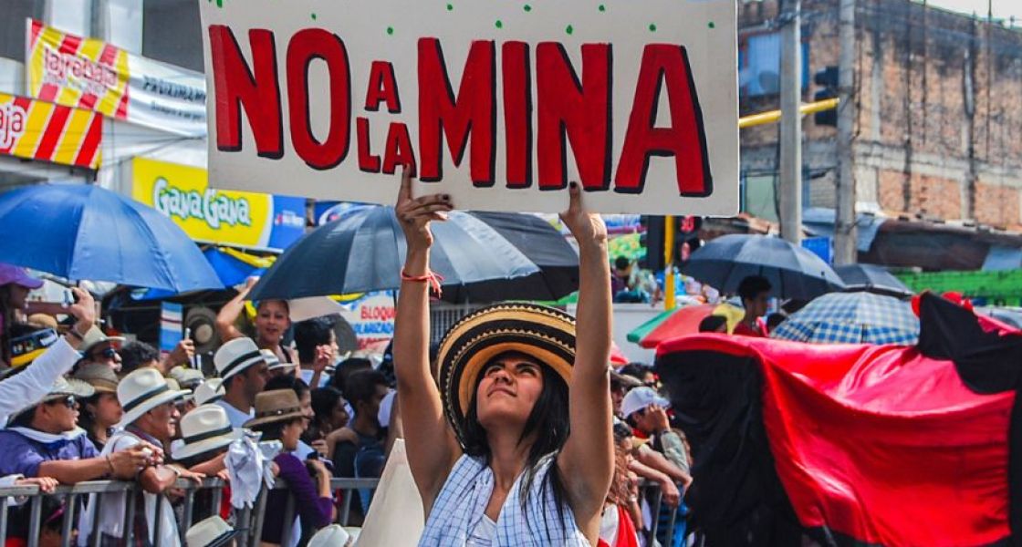 eine Frau hält auf einer Demonstration ein Schild in die Höhe "si a la vida, no al la mina" (dt.: Ja zum Leben, Nein zur Mine)