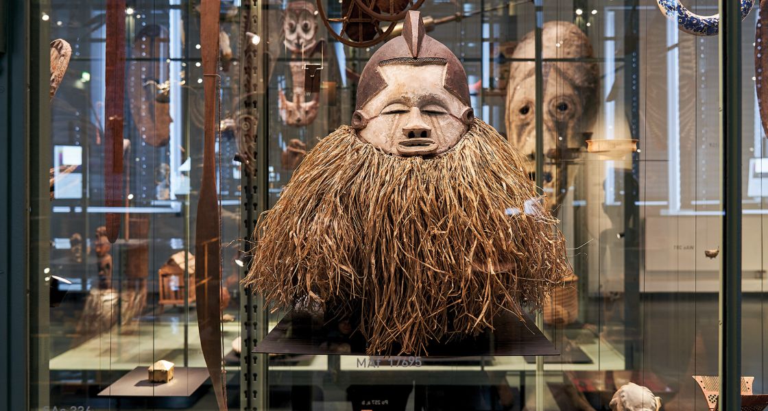 traditionelle Holzmaske in einer Vitrine