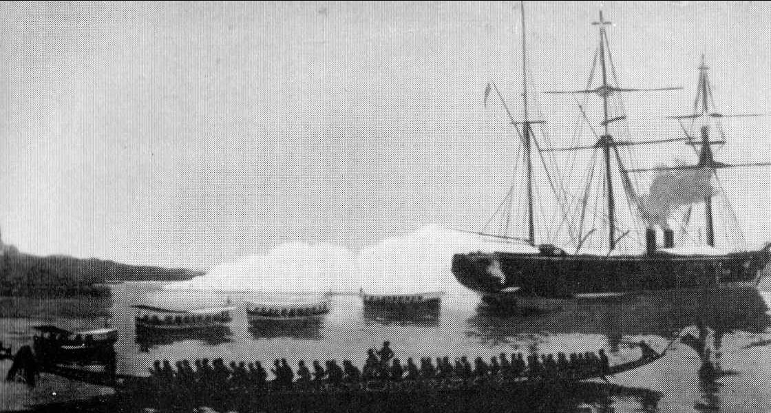 Ein Segelschiff und mehrere klene beiboote mit Menschen drauf