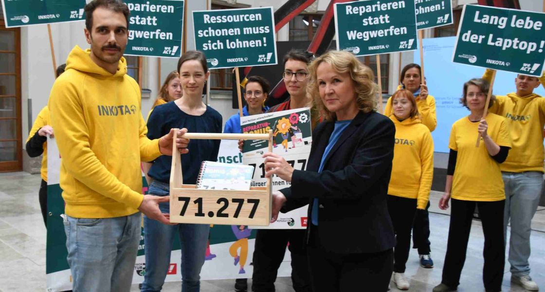 Übergabe von Unterschriften für einen Reparaturbonus in Deutschland an Ministerin Steffi Lemke