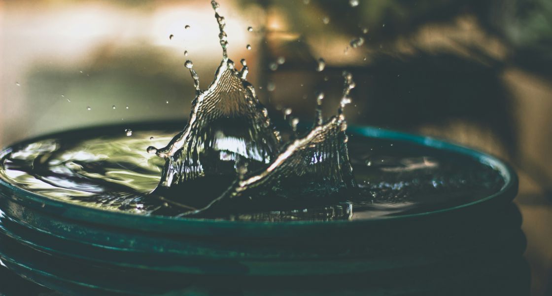 Wasser in einer Tonne schwappt nach oben