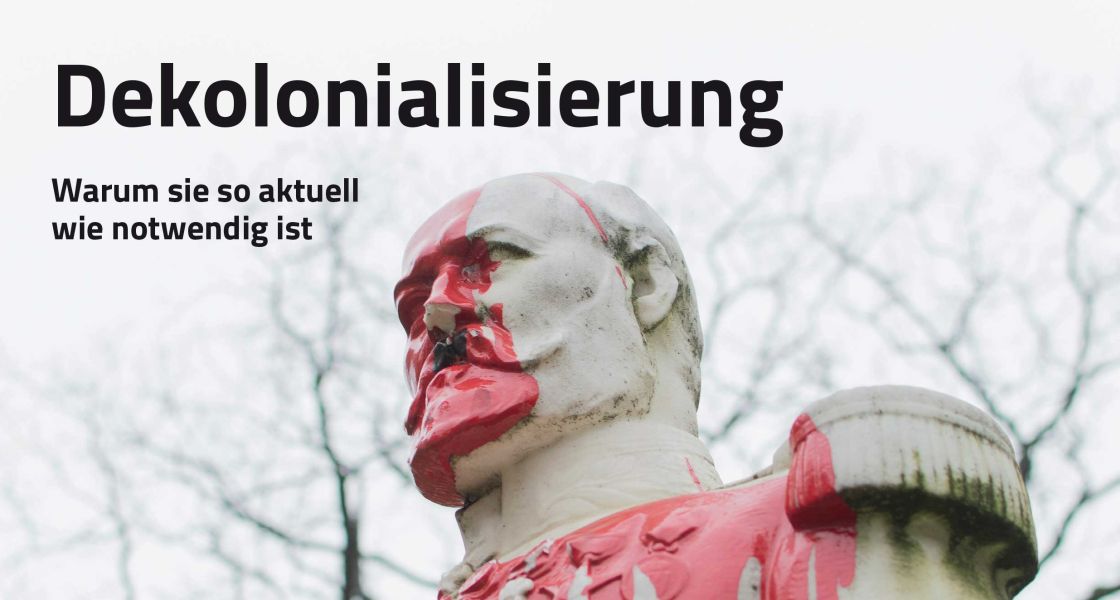 Denkmal eines Mannes in Uniform, das mit roter Farbe übergossen wurde