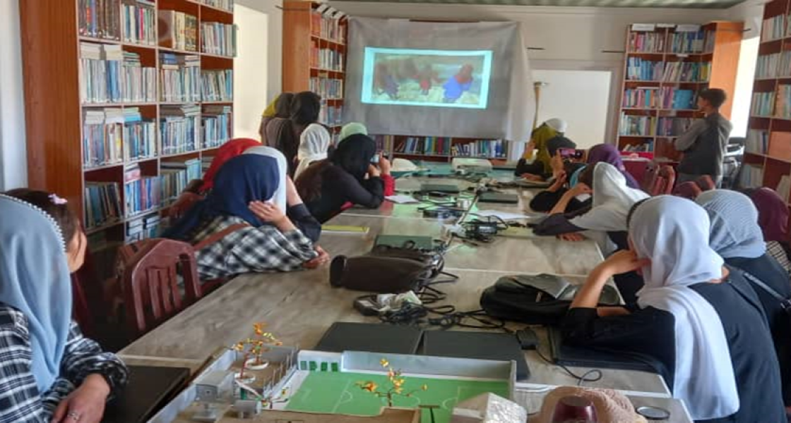 Das Foto zeigt Mädchen in Afghanistan beim Computerunterricht.
