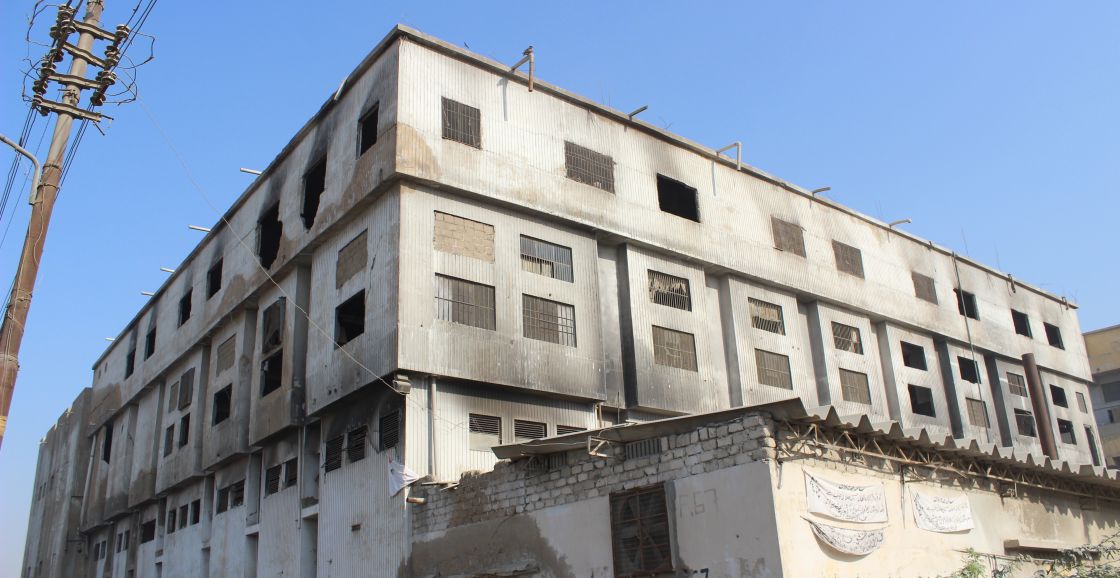 Ein mehrstöckiges Haus, das nach einer Fabrik aussieht, die leersteht