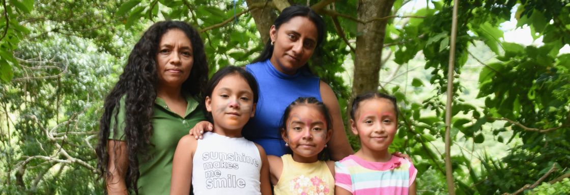 Zwei Frauen und drei Kinder