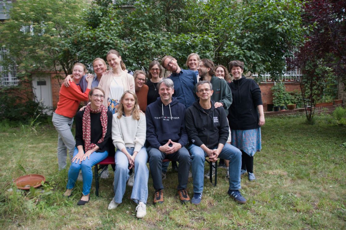 Eine Gruppe Menschen, stehend und sitzend