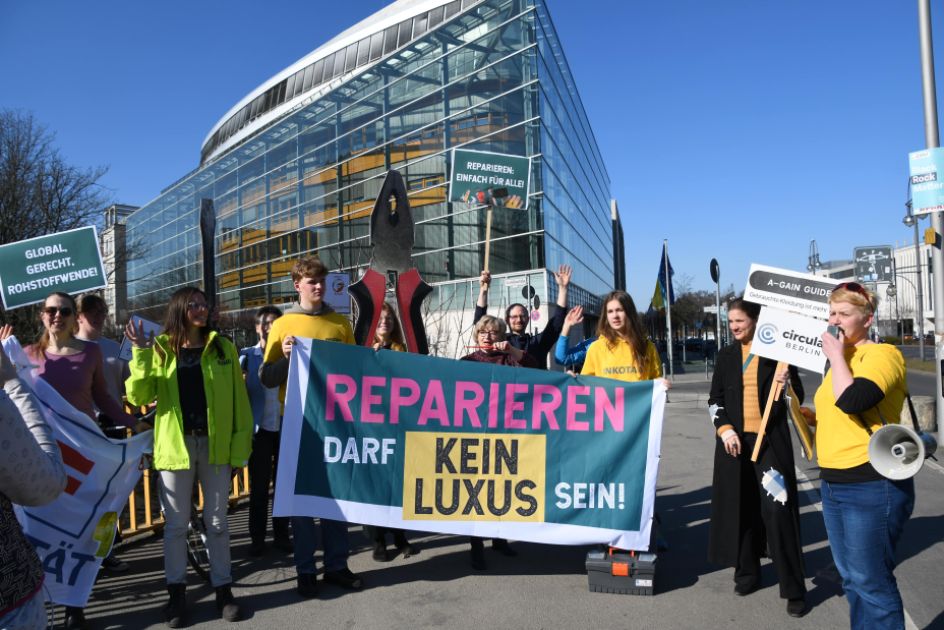 Aktivist*innen demonstrieren vor dem Konrad-Adenauer-Haus für ein echtes Recht auf Reparatur