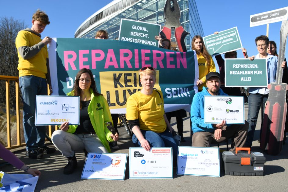 Aktivist*innen demonstrieren vor dem Konrad-Adenauer-Haus für ein echtes Recht auf Reparatur