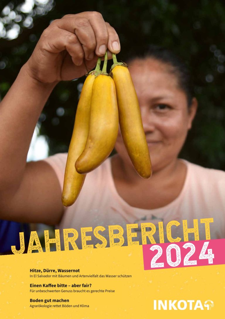 Titel Jahresbericht 2024: Bäuerin hält gelbe Auberginen in der Hand