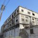 Ein mehrstöckiges Haus, das nach einer Fabrik aussieht, die leersteht