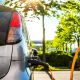 Ein Auto und eine Ladestation sind durch ein orangefarbenes Kabel verbunden