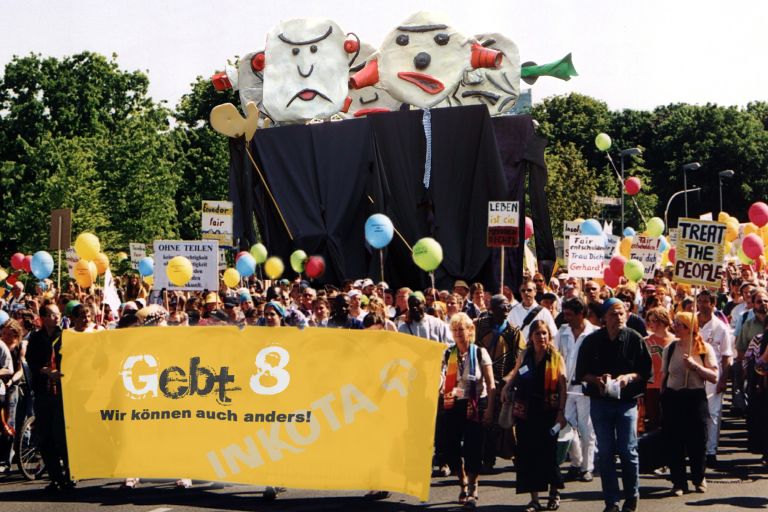 viele Menschen in einem Protestzug vereint