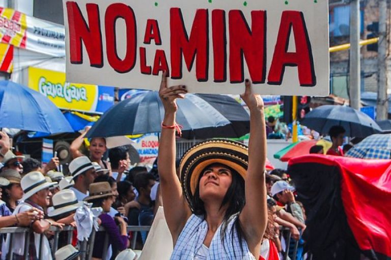 eine Frau hält auf einer Demonstration ein Schild in die Höhe "si a la vida, no al la mina" (dt.: Ja zum Leben, Nein zur Mine)