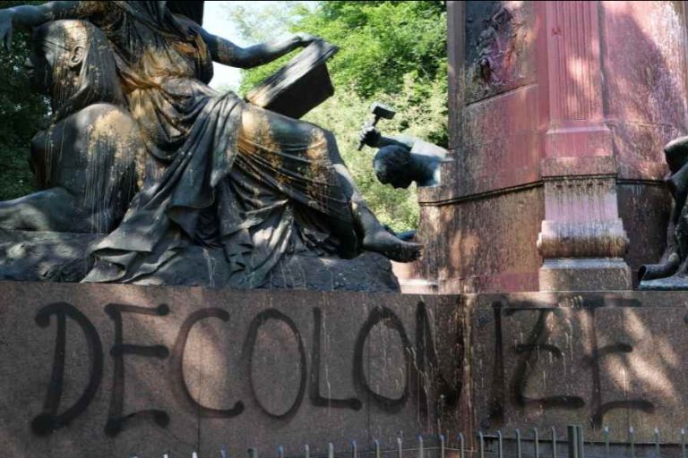 Ein Denkmal dessen Sockel mit Grafitti beschmiert ist