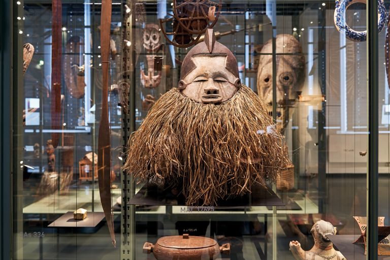 traditionelle Holzmaske in einer Vitrine
