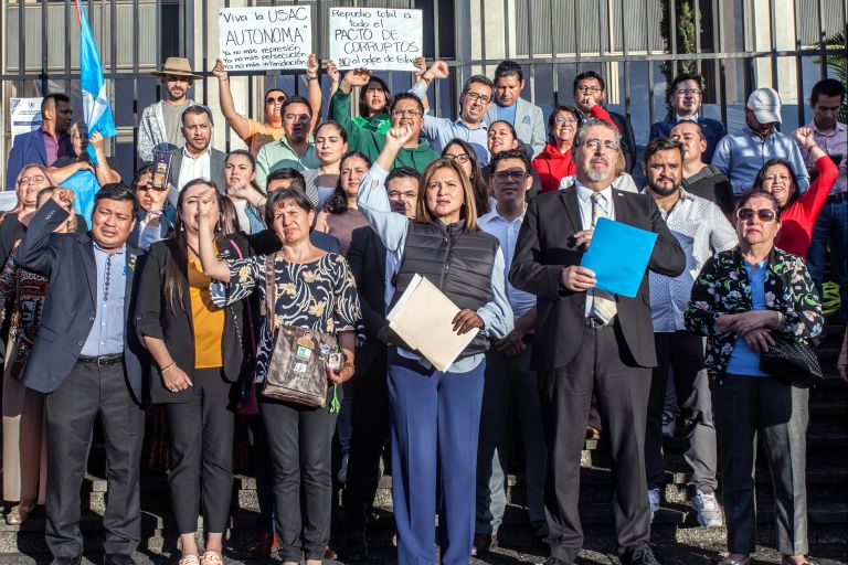 Menschen vor dem Justizpalast in Guatemala-Stadt protestieren.