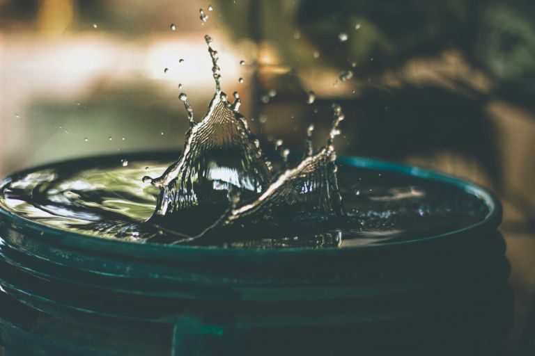 Wasser in einer Tonne schwappt nach oben